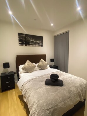 Iron/ironing board, WiFi, bed sheets - Stunning Apartment with Balcony - O2 Arena! (London)