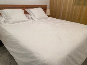 Bügeleisen/Bügelbrett, kostenloses WLAN, Bettwäsche