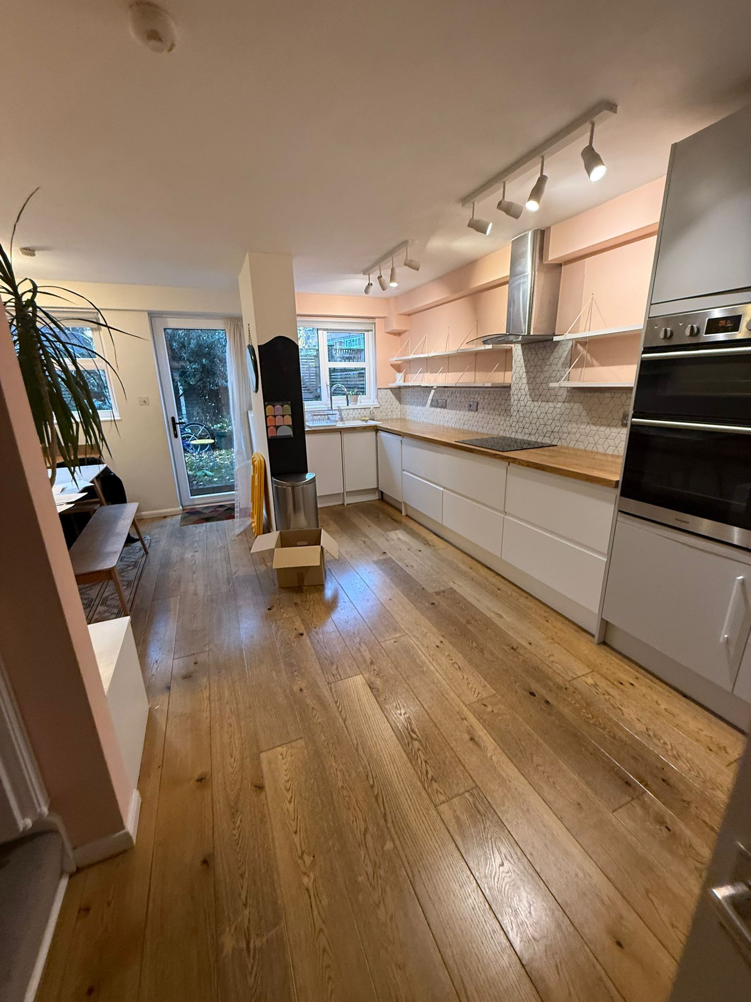 Een koelkast, een microgolfoven, een oven, een broodrooster