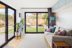 TV - Family Friendly 3 Bed Home - Pass the Keys (Leamington Spa)