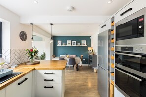 Fridge, microwave, oven, dishwasher - Family Friendly 3 Bed Home - Pass the Keys (Leamington Spa)
