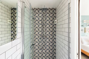 Shower, hair dryer, towels - Family Friendly 3 Bed Home - Pass the Keys (Leamington Spa)