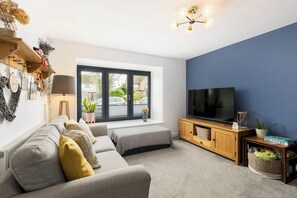 TV - Family Friendly 3 Bed Home - Pass the Keys (Leamington Spa)