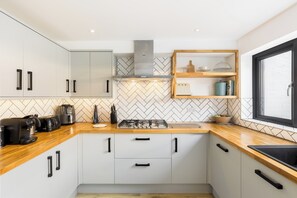 Fridge, microwave, oven, dishwasher - Family Friendly 3 Bed Home - Pass the Keys (Leamington Spa)