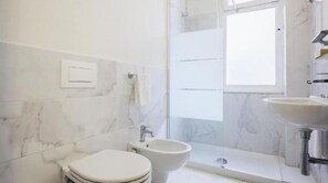 Deluxe Room | Bathroom