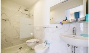 Habitación estándar | Baño | Regadera, secadora de cabello, toallas, papel de baño 