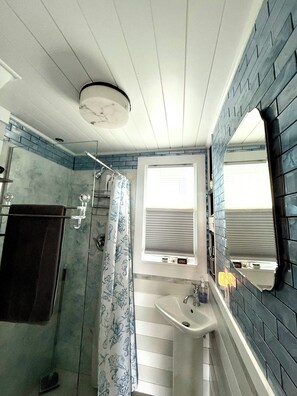 Shower - Enjoyable 1-bedroom condo in charming Wells for a relaxing stay (Wells)