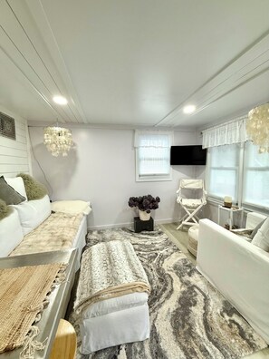 Living area - Enjoyable 1-bedroom condo in charming Wells for a relaxing stay (Wells)
