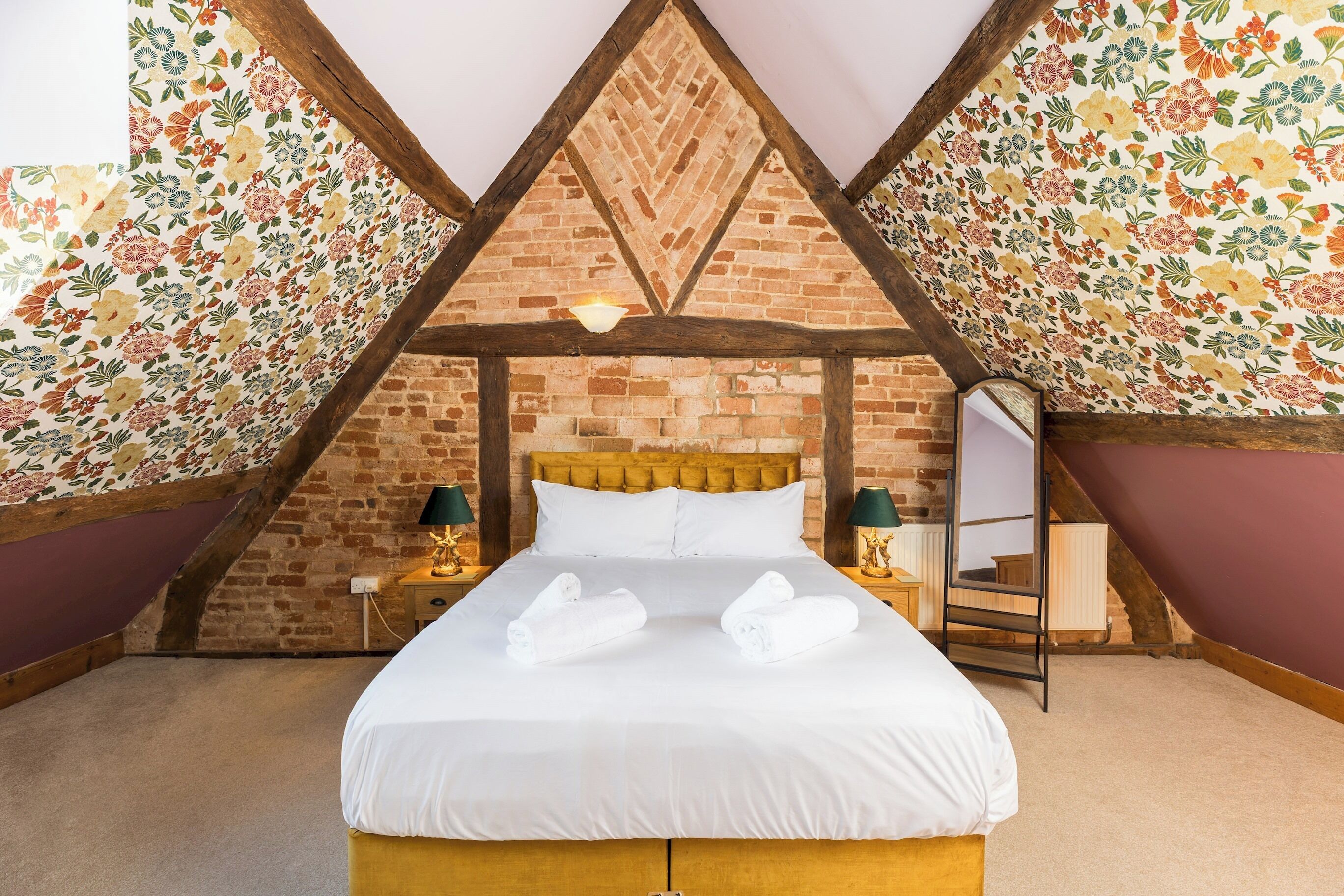 Planxa i posts de planxar, wifi gratuïta i roba de llit 