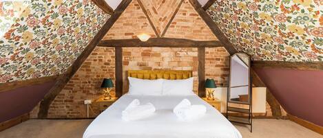 Planxa i posts de planxar, wifi gratuïta i roba de llit