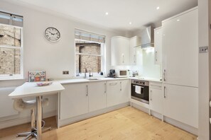Fridge, microwave, oven, dishwasher - Bright & Modern Marylebone Apartment - Pass the Keys (London)
