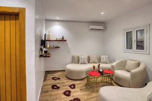 Family Quadruple Room, City View | Living area - Pyramids Vision Hotel (Giza)