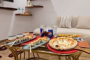 Family Quadruple Room, City View | Ruang tamu