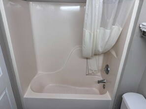 Haartrockner, HandtĂŒcher, Seife, Toilettenpapier