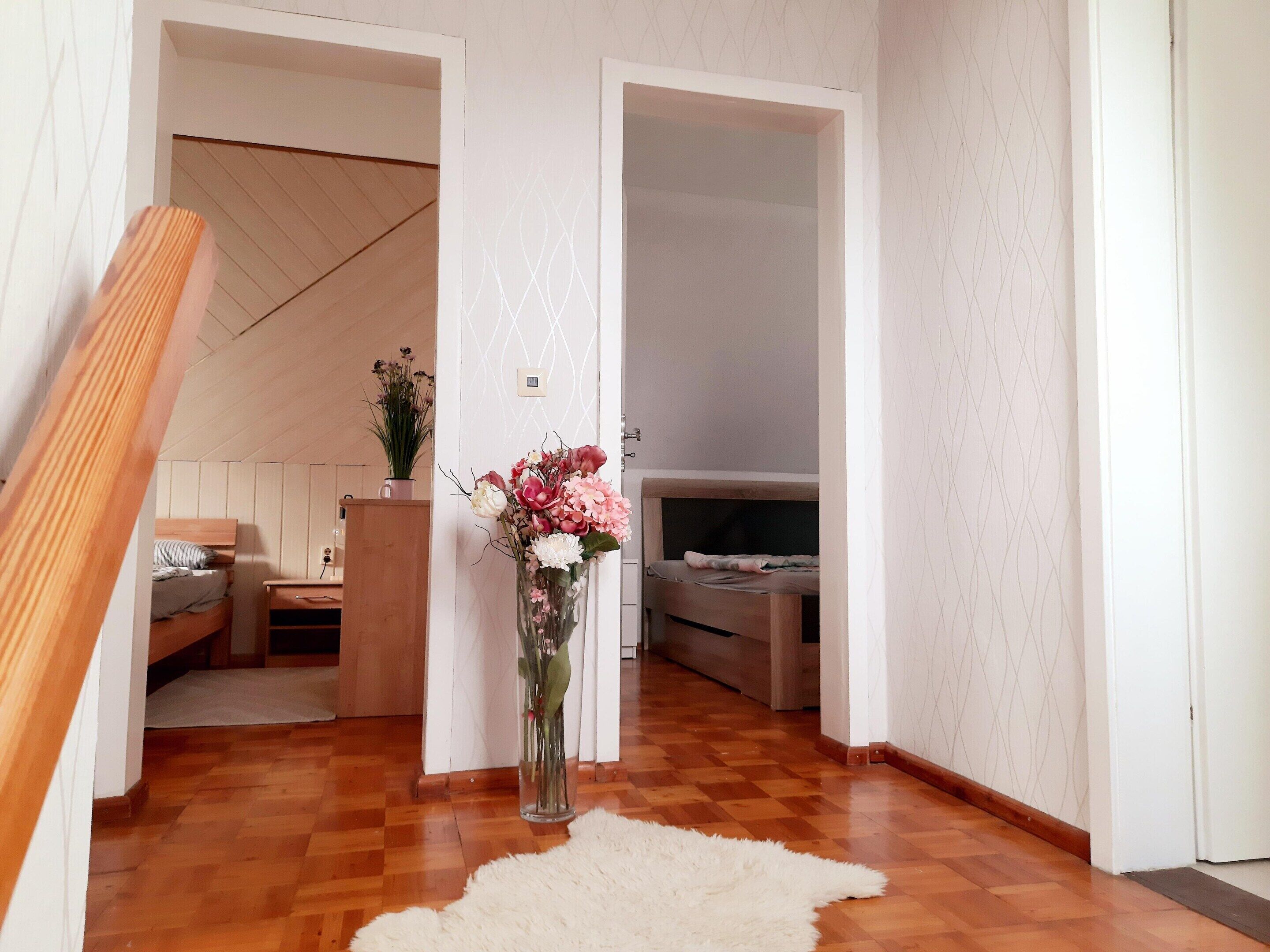 3 habitaciones, muebles diferentes y ropa de cama 