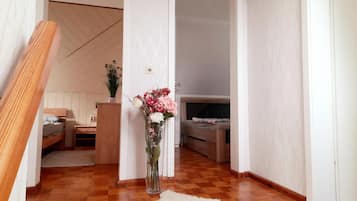 3 habitaciones, muebles diferentes y ropa de cama