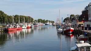 A marina with various boats docked along the water. - Romantischer Ruckzugsort in Kropelin in Strandnahe (Kroepelin)