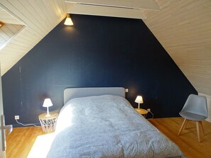 3 habitaciones, escritorio y tabla de planchar con plancha 