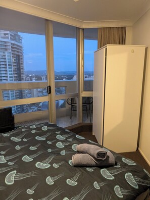 4 bedrooms - Spacious 4-bedroom apartment in brilliant Surfers Paradise with AC (Surfers Paradise)