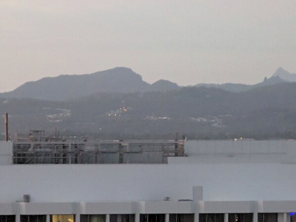 Une vue d’un bâtiment doté d’un toit plat et d’une grande fenêtre.