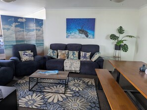 Living area - Spacious 4-bedroom apartment in brilliant Surfers Paradise with AC (Surfers Paradise)