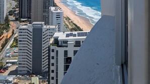 A high-rise building with a view of the beach and ocean. - Spacious 4-bedroom apartment in brilliant Surfers Paradise with AC (Surfers Paradise)