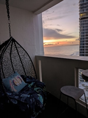Property grounds - Spacious 4-bedroom apartment in brilliant Surfers Paradise with AC (Surfers Paradise)