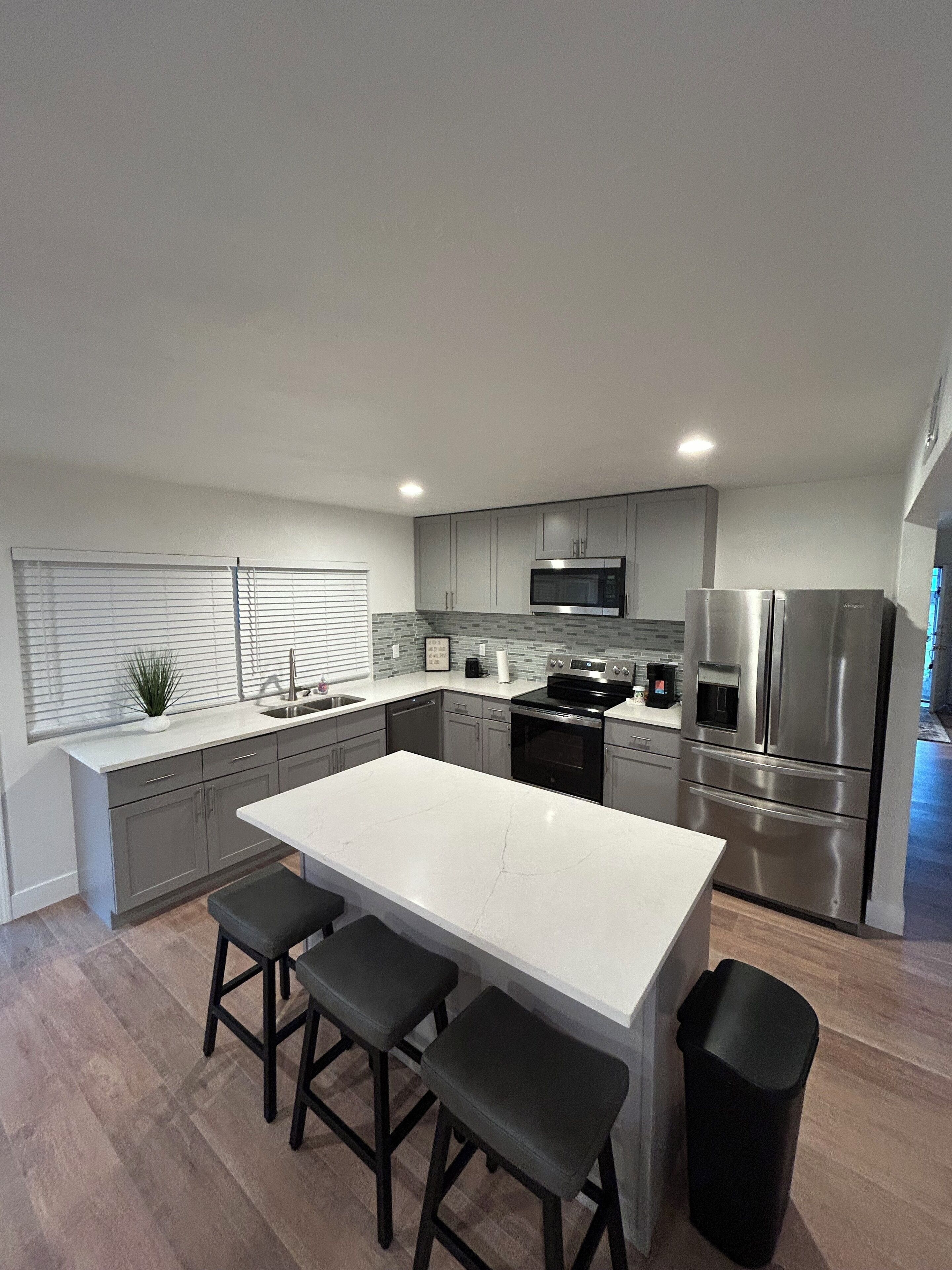 Microondas, horno, parrilla de estufa y lavavajillas 