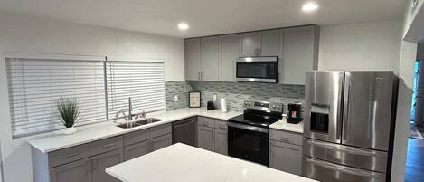 Microondas, horno, parrilla de estufa y lavavajillas