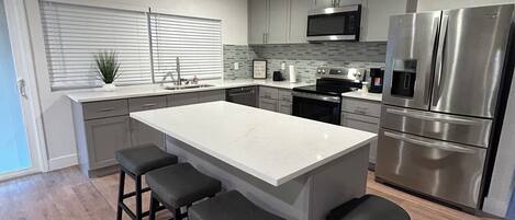 Micro-ondes, four, plaque de cuisson, lave-vaisselle