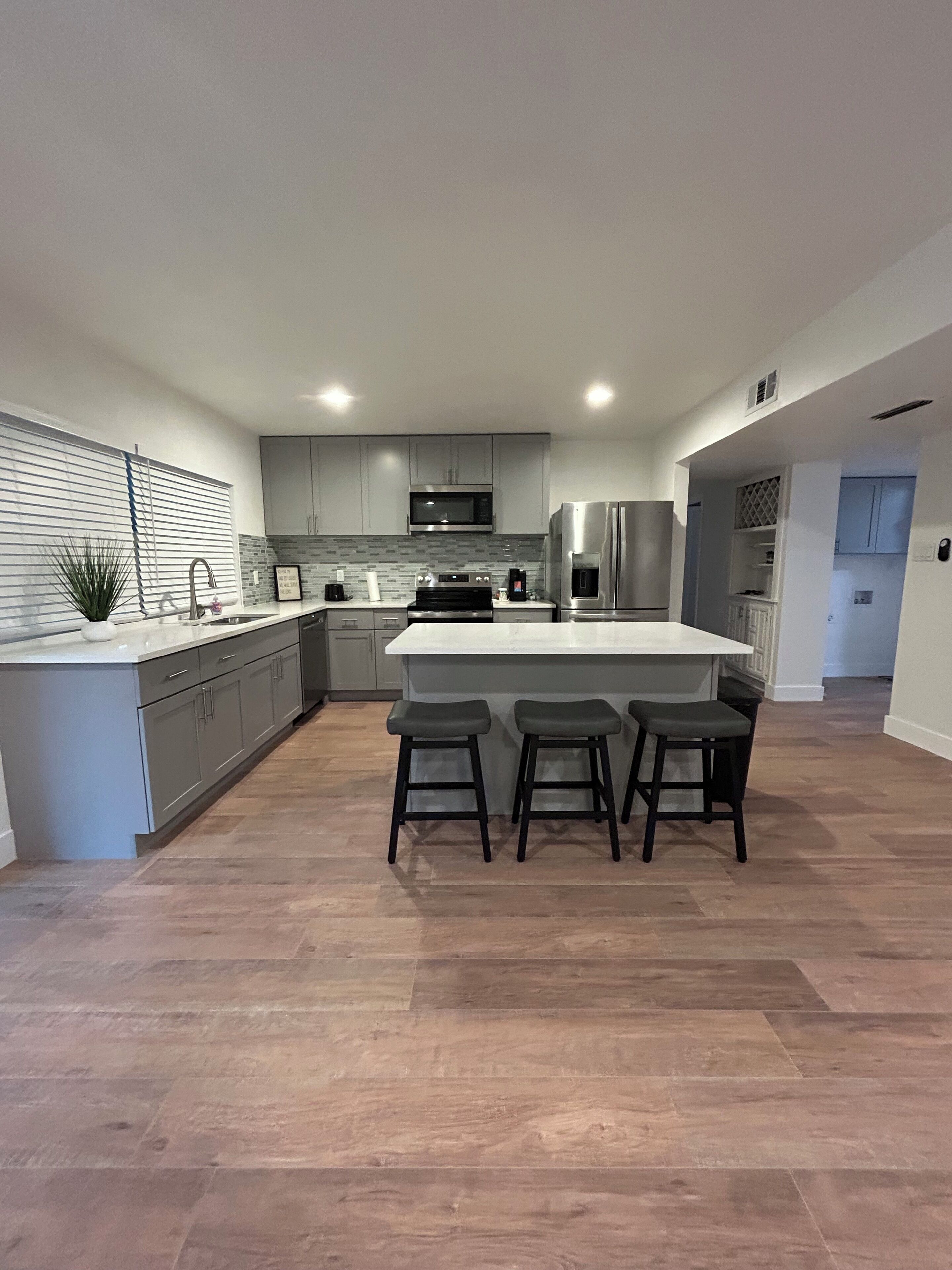 Micro-ondes, four, plaque de cuisson, lave-vaisselle