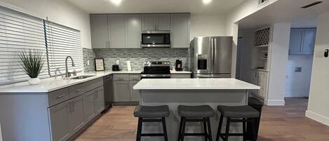 Micro-ondes, four, plaque de cuisson, lave-vaisselle