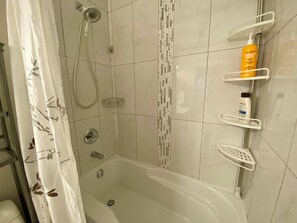 Hair dryer, towels, soap, shampoo - Ridge Pointe Retreat – Your Victoria Hideaway (Victoria)