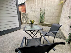 Outdoor dining - Ridge Pointe Retreat – Your Victoria Hideaway (Victoria)