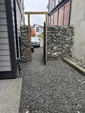 المنطقة المحيطة بالمنشأة