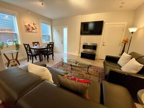 Smart TV, fireplace - Ridge Pointe Retreat – Your Victoria Hideaway (Victoria)