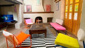 50-吋智慧型電視、數位頻道、Netflix、書籍