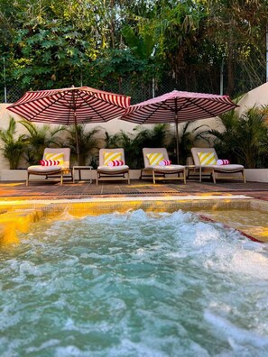 Outdoor pool, open 9:00 AM to 9:00 PM, pool umbrellas, pool loungers - Ombligo  (Valle de Bravo)