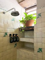 Habitación Deluxe doble | Baño | Ducha, secador de pelo, toallas y jabón