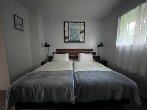 Iron/ironing board, Internet, bed sheets - Guest room in Pemberton Heights (no breakfast) (North Vancouver)