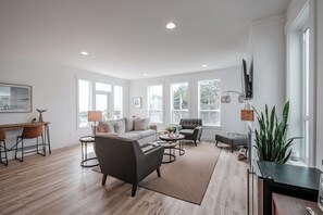Smart TV, fireplace, books - Hot Tub | Pool | Gym | Parks | Views (Lincoln City)