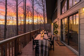 Outdoor dining - EASY Breezy Lodge  - Sleeps 10 - 3 King Suites - Pets Ok - Fiber Wifi (Deep Gap)