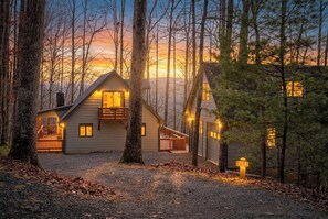 Exterior - EASY Breezy Lodge  - Sleeps 10 - 3 King Suites - Pets Ok - Fiber Wifi (Deep Gap)