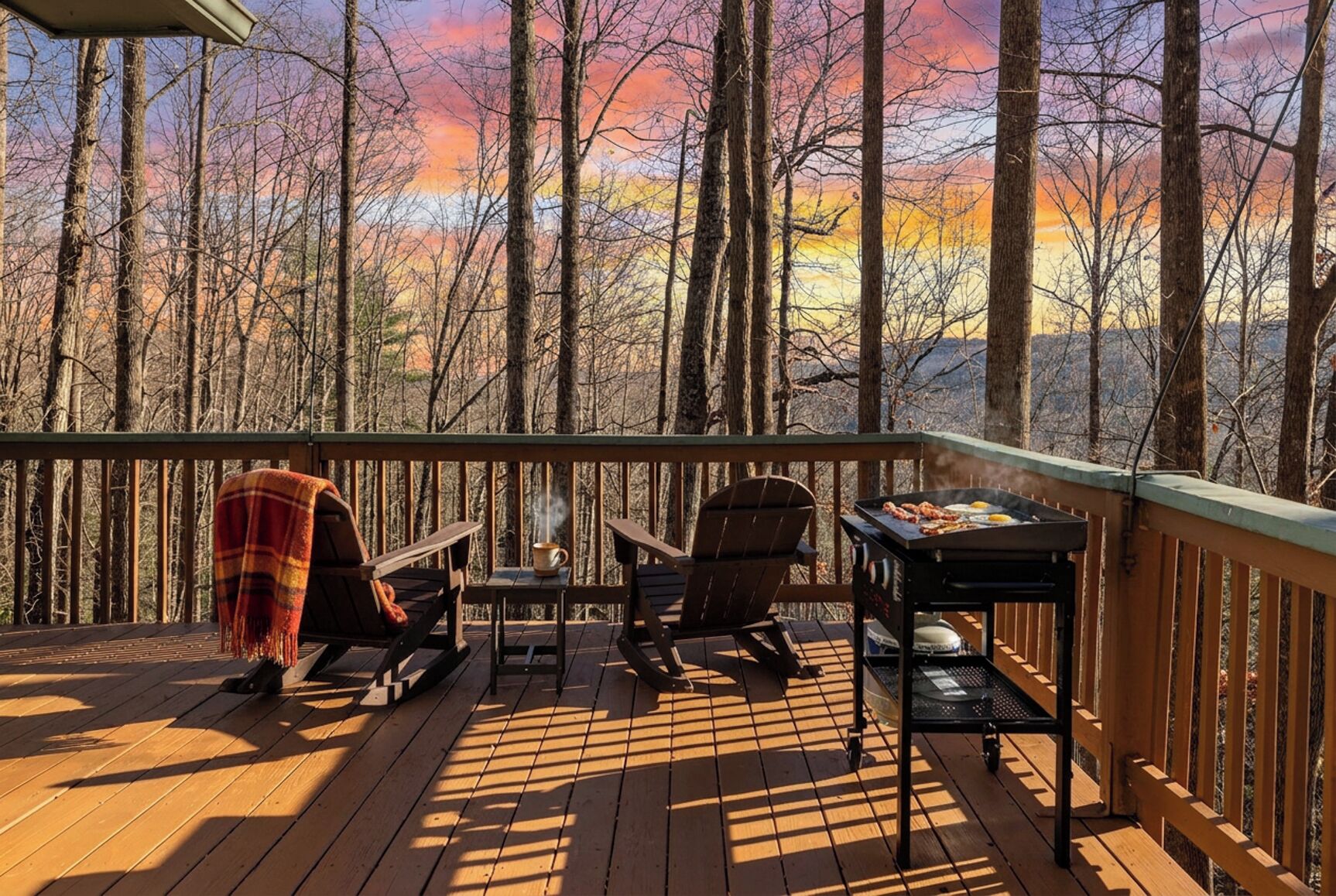 Une terrasse avec deux chaises, une table et un barbecue.