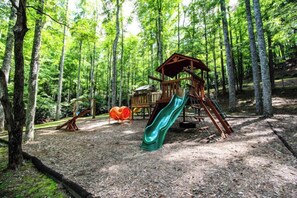 Children’s area - EASY Breezy Lodge  - Sleeps 10 - 3 King Suites - Pets Ok - Fiber Wifi (Deep Gap)
