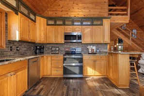 Fridge, microwave, oven, stovetop - EASY Breezy Lodge  - Sleeps 10 - 3 King Suites - Pets Ok - Fiber Wifi (Deep Gap)