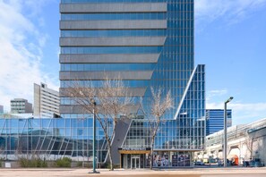 Exterior - Luxury Skyview Condo | Gym, Parking & Netflix (Edmonton)