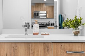 Fridge, microwave, oven, stovetop - Luxury Skyview Condo | Gym, Parking & Netflix (Edmonton)
