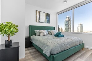 Iron/ironing board, free WiFi, bed sheets - Luxury Skyview Condo | Gym, Parking & Netflix (Edmonton)