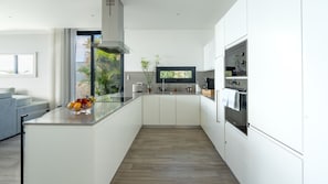 Wasserkocher mit Kaffee-/Teezubehör, Kühlschrank, Mikrowelle, Ofen